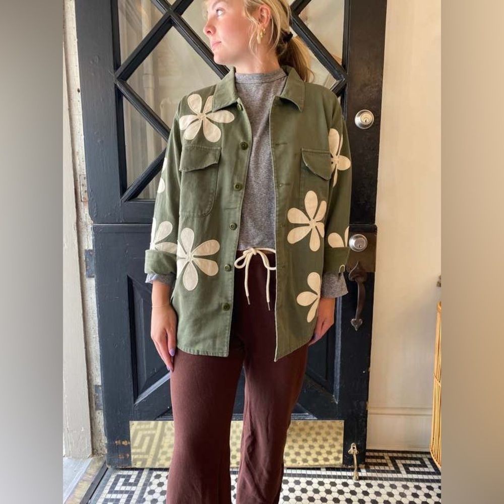 THE GREAT. THE VINTAGE ARMY JACKET W/ DAISY APPLIQUE in CLASSIC ARMY - Picture 2 of 10